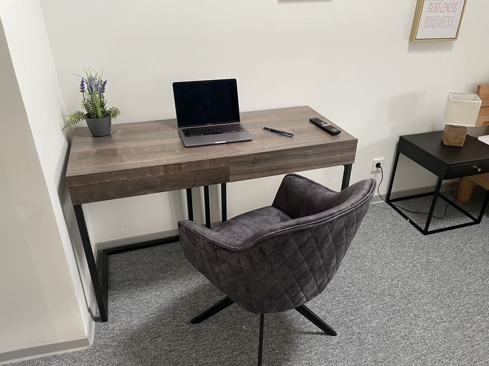Schreibtisch mit Stuhl im Business-Zimmer