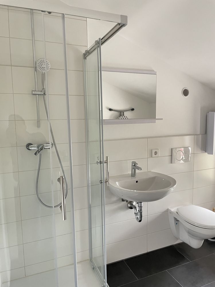 Bad mit Dusche und Waschbecken