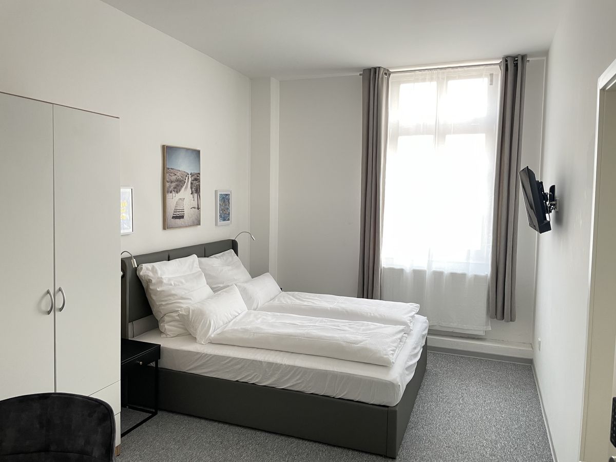 Doppelzimmer mit großem Fenster