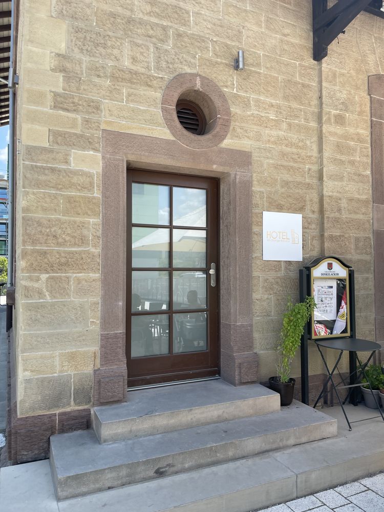 Hoteleingang im Sandsteingebäude