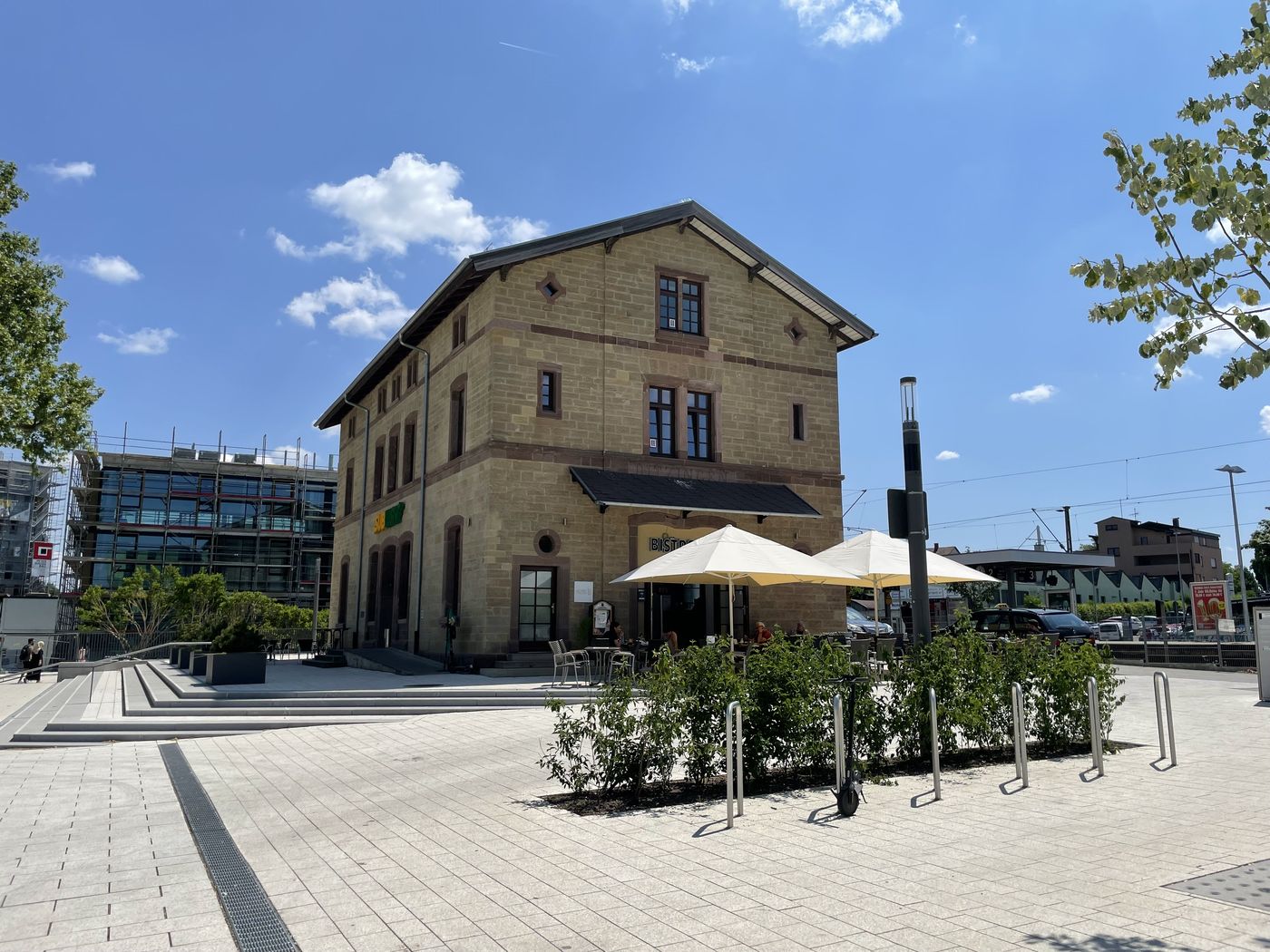 Bahnhofsplatz Ditzingen mit dem Hotel