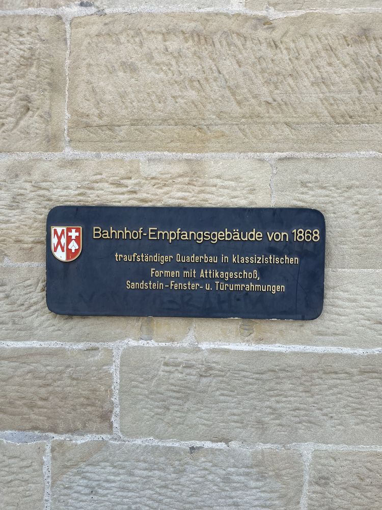 Tafel am Gebäude: Bahnhof-Empfangsgebäude von 1868