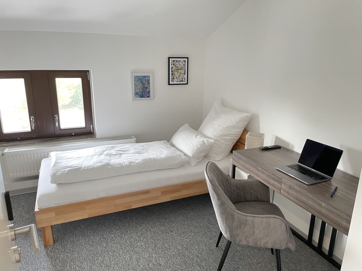 Einzelzimmer Budget mit Bett und Schreibtisch
